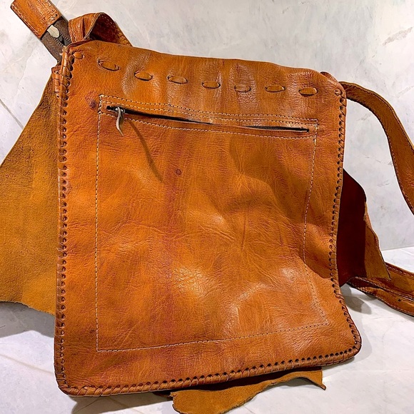 Artisanal leather purse in cognac with “horn” closure, back zipped pocket - Picture 3 of 15
